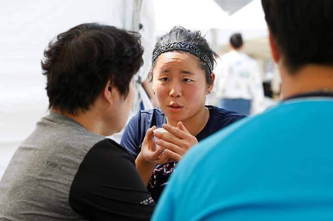 대회 첫 날 애칭으로 '엄마'라고 부르는 한국의 황명희 선수와 만난 카미지