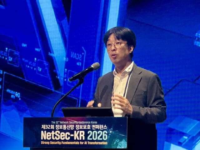 김기홍 샌즈랩 대표가 16일 '제32회 정보통신망 정보보호 컨퍼런스'에서 '멀티모달 AI 공격 표면 확장에 따른 보안 패러다임 전환'을 주제로 발표하고 있다.