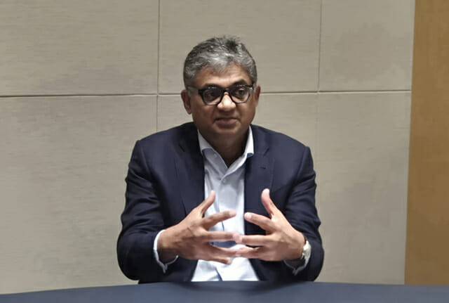 하산 리즈비 오라클 DB 엔지니어링 부문 총괄 부사장이 16일 서울 송파구 롯데타워에서 열린 '오라클 AI 익스피리언스' 행사에서 그룹 인터뷰를 진행하고 있다. (사진=오라클)