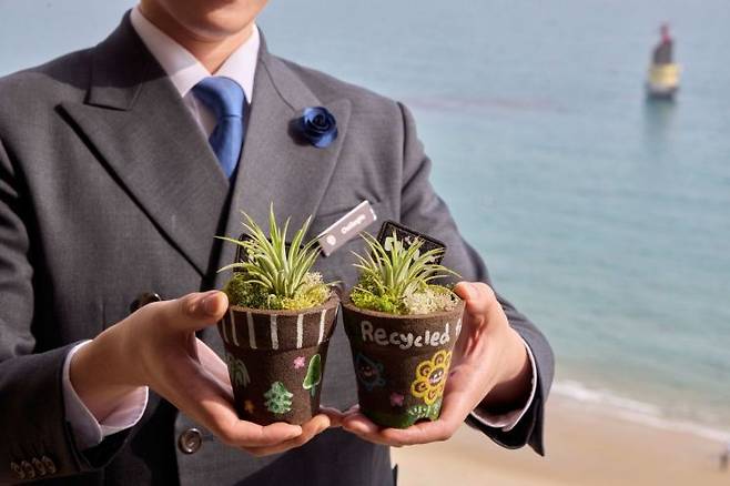 파라다이스 호텔 부산이 고객들에게 제공한 커피박 화분 키트.