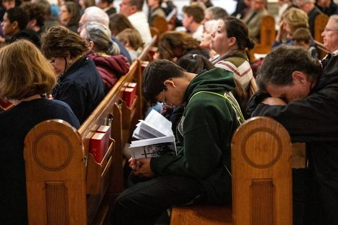 지난 3일 성 금요일을 맞아 성당을 찾은 교인들의 모습으로, 기사의 특정 내용과 관계없다. 로이터연합뉴스