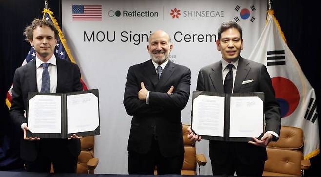 (왼쪽부터)미샤 라스킨 리플렉션 AI 최고경영자(CEO)와 하워드 러트닉 미국 상무부 장관, 정용진 신세계그룹 회장이 지난달 신세계그룹과 리플렉션 AI가 진행한 업무협약(MOU)식에서 계약서에 서명한 뒤 기념촬영하고 있다. 신세계그룹 제공