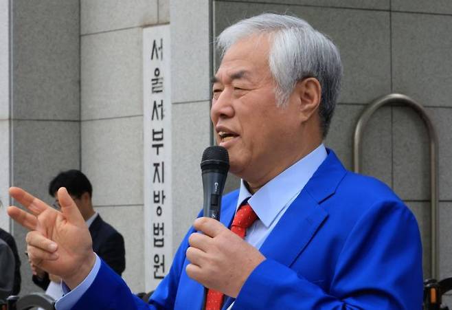 서울서부지법 난동 사태 배후로 지목돼 구속기소 뒤 보석으로 풀려난 전광훈 사랑제일교회 목사가 17일 마포구 서울서부지법에서 열린 재판에 출석하기 앞서 법원 앞에서 발언하고 있다. 연합뉴스