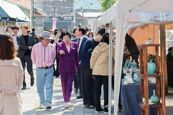 김경희 이천시장이 지난해 4월 25일 도자기축제 행사장을 돌아보고 있다. 이천시 제공