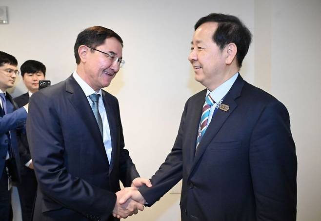 G20 재무장관회의 및 국제통화기금(IMF), 세계은행(WB) 춘계회의 참석차 미국 워싱턴D.C.를 방문한 구윤철 부총리 겸 재정경제부 장관이 16일(현지시간) 국제통화기금(IMF)에서 잠시드 호자예프 우즈벡 경제부총리와 면담에 앞서 악수하며 기념사진을 찍고 있다. 재정경제부