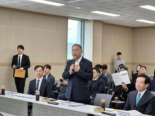 17일 전남지역 산업기술 라운드 테이블에 참석한 김원이 국회의원. 의원실 제공