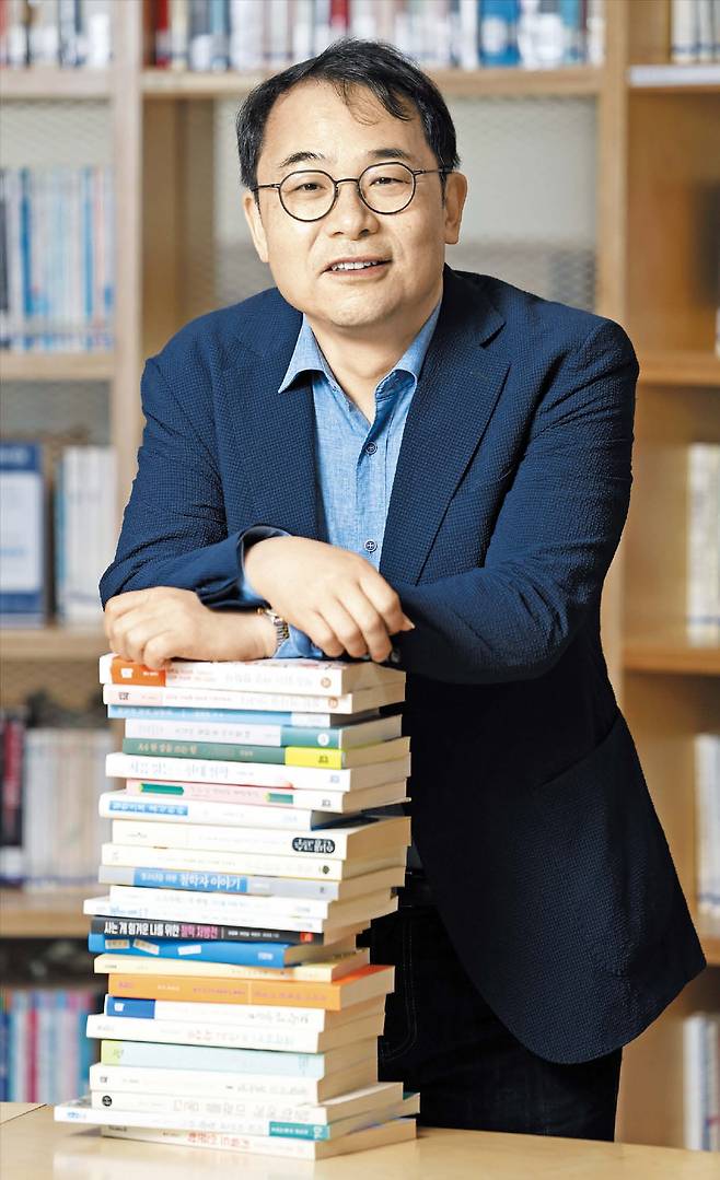 장경식 기자철학 교사 안광복이 매일 3시간씩 공부하며 써 내려간 책들 앞에 섰다. 달리기의 ‘러너스하이(runner’s high)’처럼 수업이 잘 될 때, 글이 잘 풀릴 때의 쾌감을 즐기며 30년째 교단에 서있다.