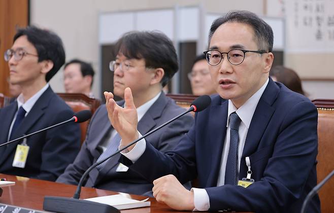 16일 서울 여의도 국회에서 윤석열 정권 정치검찰 조작기소 의혹 사건 진상규명 국정조사특별위원회 제8차 전체회의에서 열린 대장동·김용 전 민주연구원 부원장·위례신도시 조작기소 의혹 사건 청문회에 이원석 전 검찰총장이 의원 질의에 답하고 있다. /남강호 기자