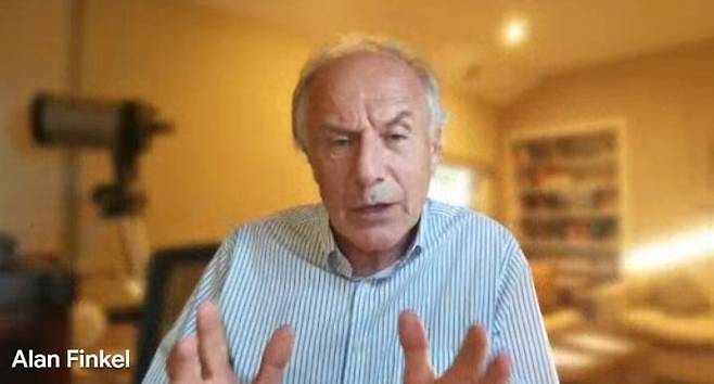 최근 본지와 화상 인터뷰에서 앨런 핀켈 전 호주 수석 과학자가 발언하고 있다. /구글