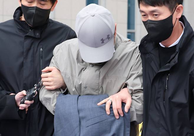 부서 회식이 열리던 식당 공용 화장실에 불법 카메라를 설치한 충북교육청 장학관이 1일 오후 청주지법에서 영장실질심사를 받은 뒤 호송차에 오르고 있다./연합뉴스