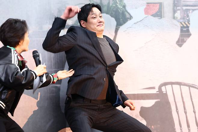 배우 박해준이 17일 오후 서울 마포구 스탠포드 호텔에서 열린 JTBC 새 토일드라마 '모두가 자신의 무가치함과 싸우고 있다' 제작발표회에서 포즈를 취하다 넘어질뻔 하고 있다. /연합뉴스