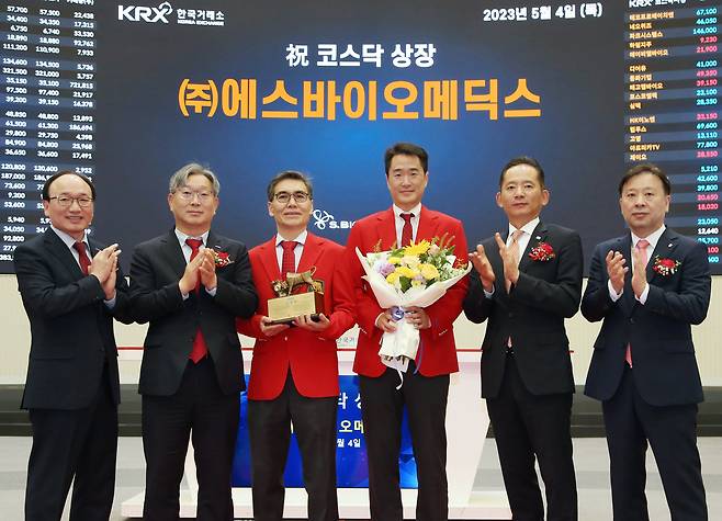 김동욱 에스바이오메딕스 대표이사(왼쪽 세 번째부터), 강세일 에스바이오메딕스 대표이사./한국거래소