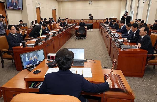 재경위원장인 임이자 국민의힘 의원이 17일 국회에서 열린 전체회의에서 신현송 한국은행 총재 후보자 인사청문경과보고서 채택을 위한 안건을 상정하고 있다. 연합뉴스