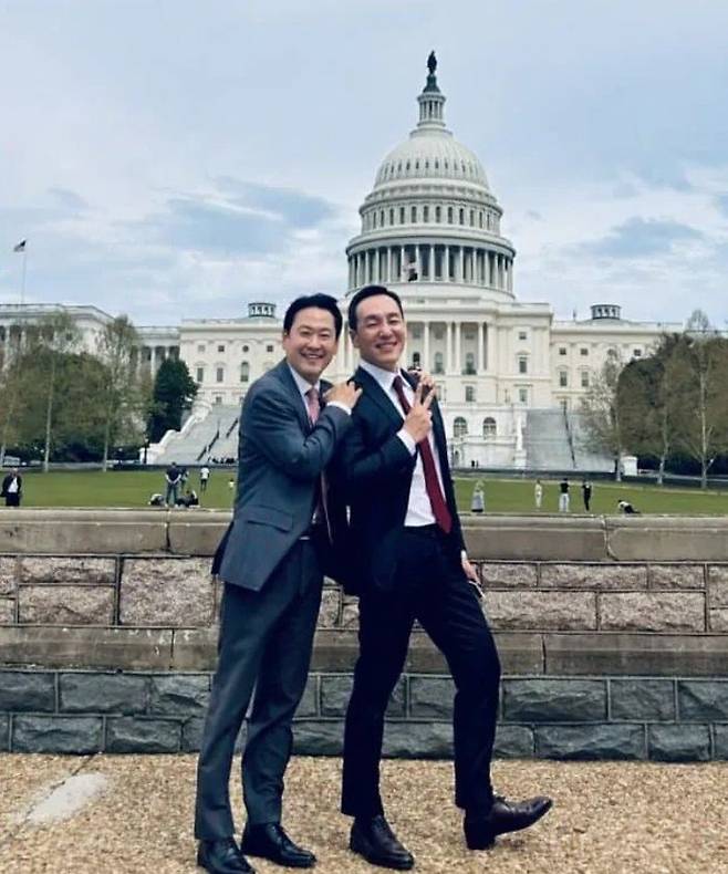 장동혁 국민의힘 대표의 방미 일정에 동행한 김민수 최고위원이 미 국회의사당 앞에서 포즈를 취하고 있다. ⓒ김성수 연세대 경영전문대학원 겸임교수 스레드