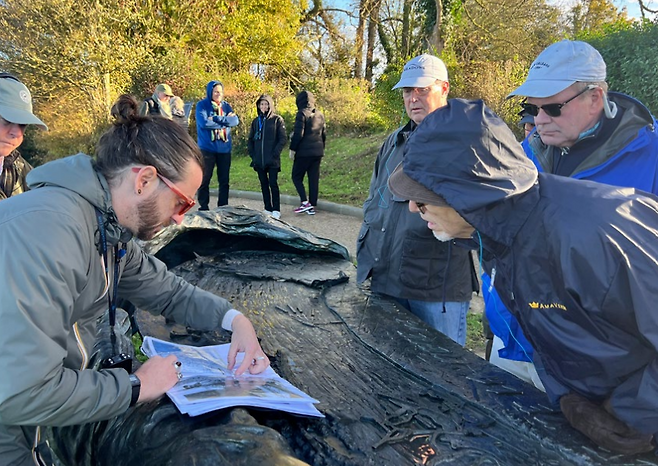 미국 국립 제2차 세계대전 박물관의 ‘효자 상품’인 사적 탐방 프로그램에서 참가자들이 ‘노르망디 라 피에르 전투’에 관해 전문가의 설명을 듣고 있다. 사진 출처 박물관 홈페이지