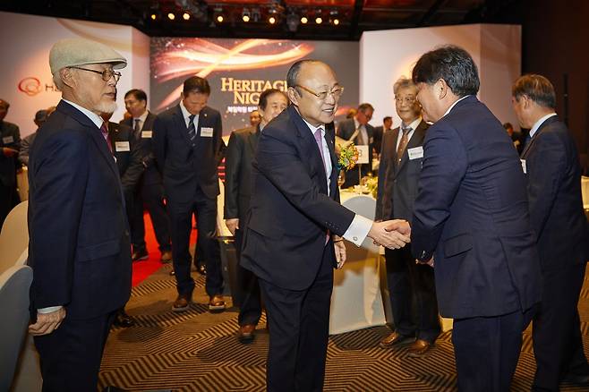 김승연 한화그룹 회장이 16일 서울 중구 플라자호텔에서 열린 북일학원 퇴직교사 초청만찬에 참석한 선생님들과 인사를 나누고 있다. 한화그룹 제공