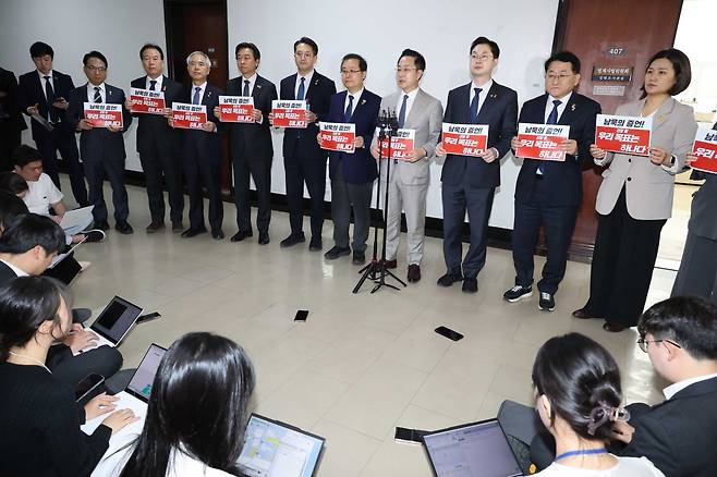 박성준 더불어민주당 의원이 16일 오후 서울 여의도 국회 법사위 회의실 앞에서 열린 ‘남욱-송경호 증언‘ 관련 내용조작기소 국조특위 민주당-조국혁신당-진보당 긴급브리핑에서 발언을 하고 있다. 2026.04.16 뉴시스