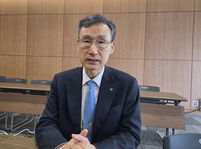 16일 제주 국제컨벤션센터(ICC)에서 열린 대한화학회 제137회 학술발표회 및 기기전시회에서 이필호 강원대 화학과 교수가 인터뷰하고 있다. 이병구 기자 2bottle9@donga.com