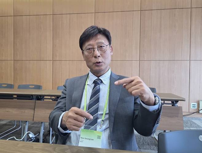 16일 제주 국제컨벤션센터(ICC)에서 열린 대한화학회 제137회 학술발표회 및 기기전시회에서 이희승 KAIST 화학과 교수가 인터뷰하고 있다. 이병구 기자 2bottle9@donga.com