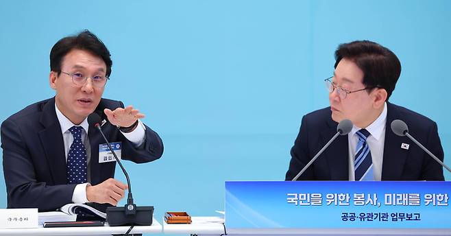 이재명 대통령이 17일 청와대 영빈관에서 열린 공공기관 및 유관기관 업무보고에서 김민석 총리의 발언을 듣고 있다. 연합뉴스