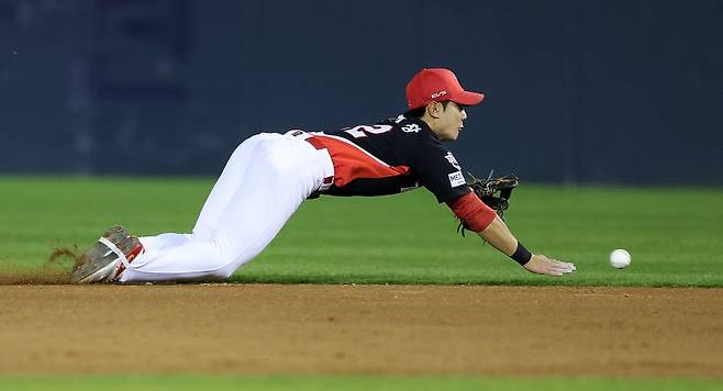 잠실야구장에서 열린 2026 KBO리그 KIA 타이거즈와 두산 베어스의 경기, 8회말 1사 1루에서 KIA 2루수 정현창이 두산 김인태의 안타성 타구를 잡아내고 있다.뉴시스