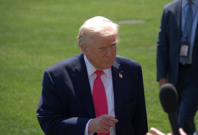 미국의 도널드 트럼프 대통령이 16일(현지시간) 미국 워싱턴DC 백악관에서 기자들의 질문을 듣고 있다.신화연합뉴스