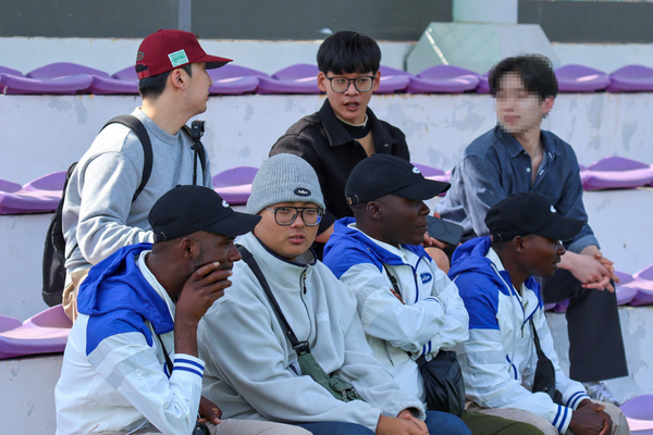 FC안양 팀 훈련을 지켜보는 치주물루유나이티드 코치진. FC안양 제공