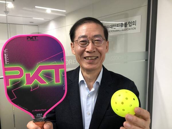 조현재 대한피클볼협회 회장이 15일 서울 강남구 사무실 앞에서 활짝 웃고 있다.