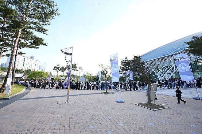 경기장에 입장하려는 팬들이 줄을 서 있다. 한국농구연맹 제공