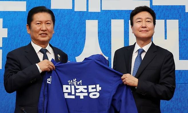 정청래 더불어민주당 대표와 전태진 변호사가 17일 국회에서 열린 1차 인재영입식에서 파란색 당 점퍼를 들고 기념촬영을 하고 있다. 전 변호사는 김상욱 의원의 울산시장 선거 출마로 오는 6월 치러지는 울산 남갑 국회의원 보궐선거에 더불어민주당 후보로 출마할 예정이다. 연합뉴스