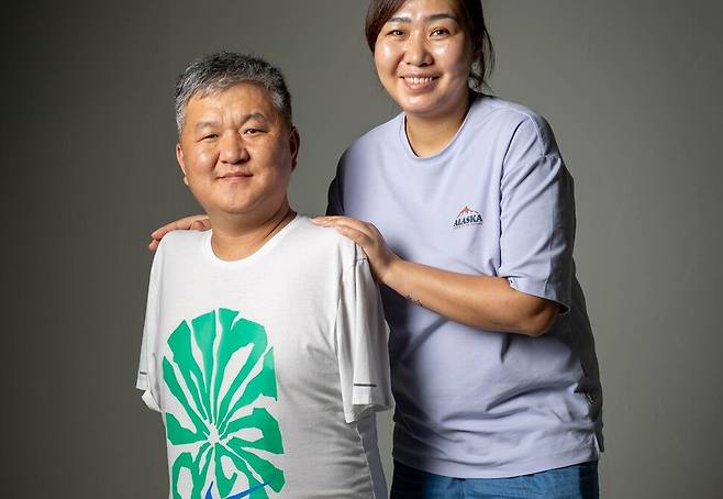 중증화상 산재로 양팔을 절단한 몽골 출신 이주노동자 오기나(왼쪽)와 그의 배우자 어요나. 김진수 선임기자