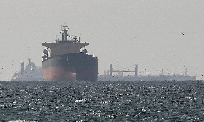 이란과 미국이 봉쇄하고 있는 호르무즈해협 인근의 페르시아만에서 지난 11일 대기하고 있는 한 화물선. 로이터 연합뉴스