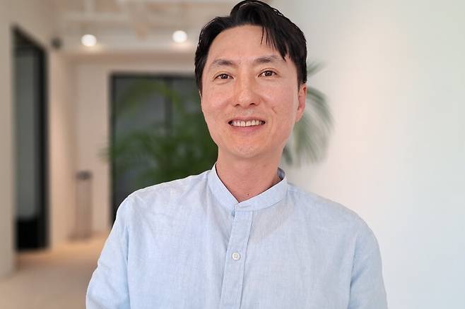 한민우 고아권익연대 정책국장이 14일 서울 중구의 한 카페에서 한겨레와 만나 인터뷰하고 있다. 고경태 기자