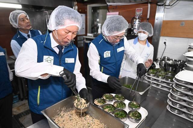 정청래 더불어민주당 대표가 17일 서울 용산구 사회복지기관인 \'만나샘\'을 방문해 배식 봉사를 하고 있다. 연합뉴스