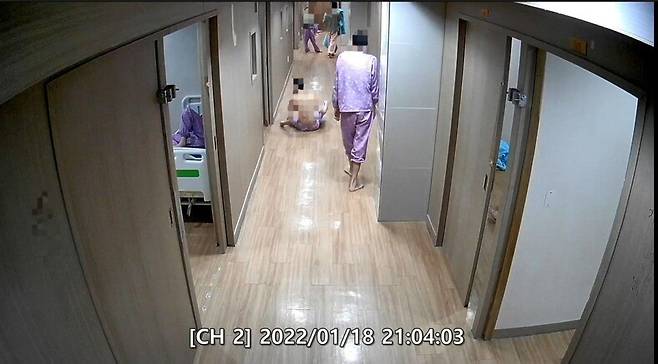 중증 지적장애인 환자가 다른 환자에 의해 폭행당해 사망한 날의 울산 반구대병원 시시티브이. 가운데 복도가 있고 양쪽에 병실이 있는 중복도형 구조다. CCTV 갈무리
