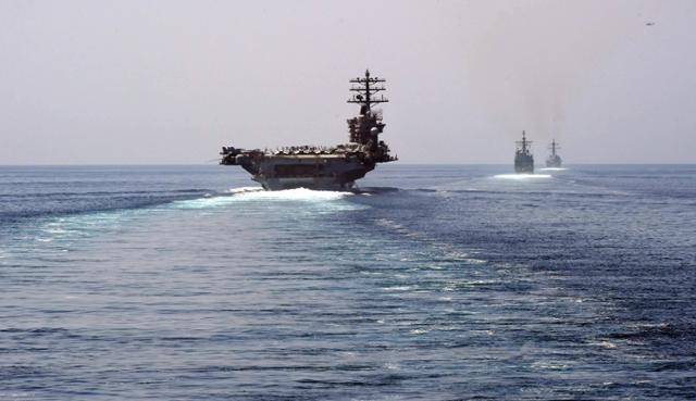 미국 해군 항공모함 니미츠(왼쪽)가 18일 유도미사일 순양함 프린스턴과 유도미사일 구축함 스테레트와 함께 호르무즈해협을 통과해 걸프로 진입하고 있다. AFP·연합뉴스