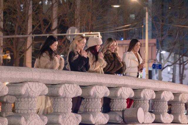 브라질 리얼리티 예능 '내 한국인 남자 친구'에서 브라질 여성들이 한국으로 건너와 서울 청계천 일대를 거닐며 한국인 남자 친구들과의 데이트 장소로 향하고 있다. 넷플릭스 제공