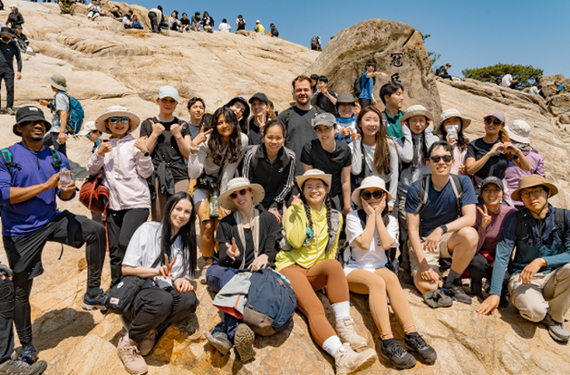 외국인들이 서울 관악산에 올라 기념사진을 찍고 있다. 한국 도심 속 산은 외국인들이 즐겨 찾는 곳이다. "관악산 가면 운이 풀린다"는 역술가의 말이 화제가 되면서 요즘 등산객들로 북적이는 곳이기도 하다. 서울등산관광센터 제공