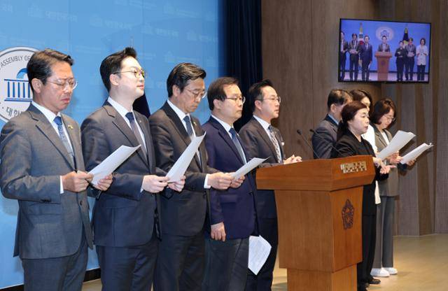 범여권 소속 '윤석열 정권 정치검찰 조작기소 진상규명을 위한 국정조사 특별위원회' 소속 위원들이 17일 국회 소통관에서 기자회견을 하고 있다. 연합뉴스