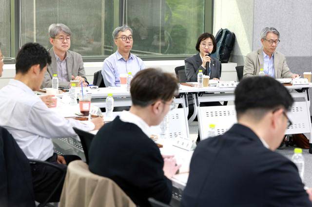 이스란 보건복지부 제1차관이 17일 서울 중구 비즈허브서울센터에서 열린 제3차 기초생활보장제도 발전 포럼에서 발언하고 있다. 뉴스1