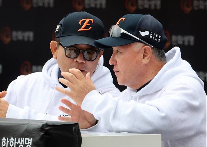 마운드 붕괴로 고심하는 김경문 한화 감독(오른쪽)과 양상문 투수 코치. 한화 제공