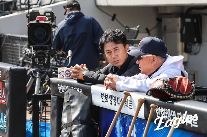 3월 28일 개막전에 앞서 대화하는 손혁 한화 단장(왼쪽)과 김경문 감독. 한화 제공