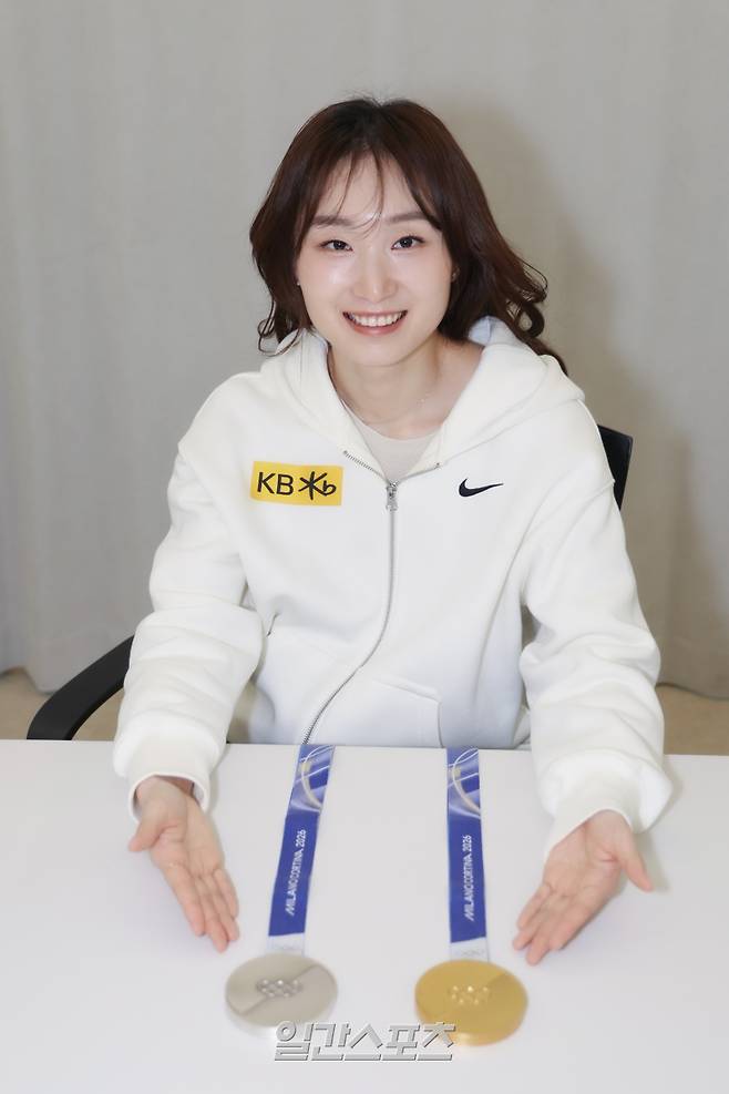 쇼트트랙선수 최민정이 13일 오후 서울 강남구 올댓스포츠 본사에서 진행된 일간스포츠와의 인터뷰에 앞서 사진 촬영을 하고 있다. 서병수 기자 qudtn@edaily.co.kr /2026.04.13/