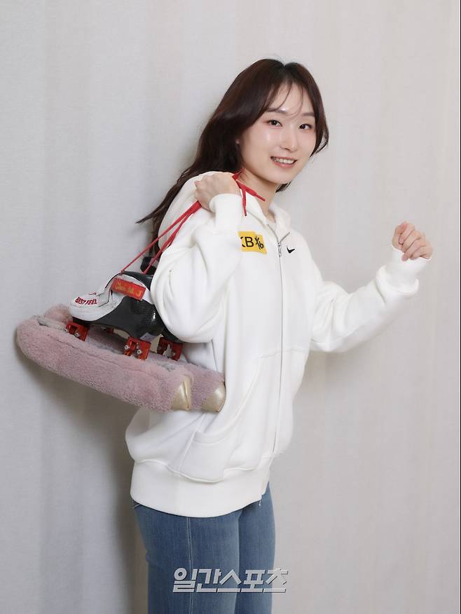 쇼트트랙선수 최민정이 13일 오후 서울 강남구 올댓스포츠 본사에서 진행된 일간스포츠와의 인터뷰에 앞서 사진 촬영을 하고 있다. 서병수 기자 qudtn@edaily.co.kr /2026.04.13/