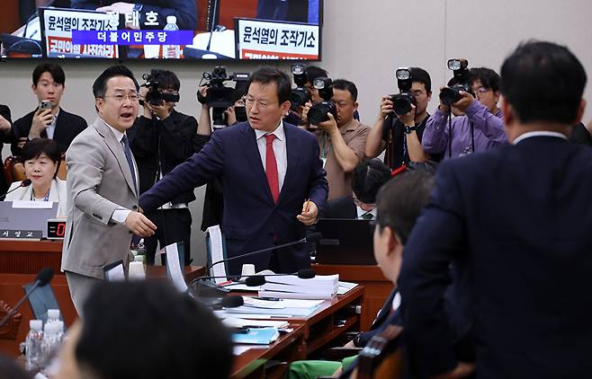 여야 간사인 더불어민주당 박성준 의원과 국민의힘 김형동 의원이 지난 16일 국회 '윤석열 정권 정치검찰 조작기소 의혹 사건 진상규명' 국정조사특별위원회에서 열린 대장동·위례 개발비리 및 김용 전 민주연구원 부원장 관련 의혹 사건에 대한 청문회에서 대화하고 있다. 2026.4.16 [사진=연합뉴스]