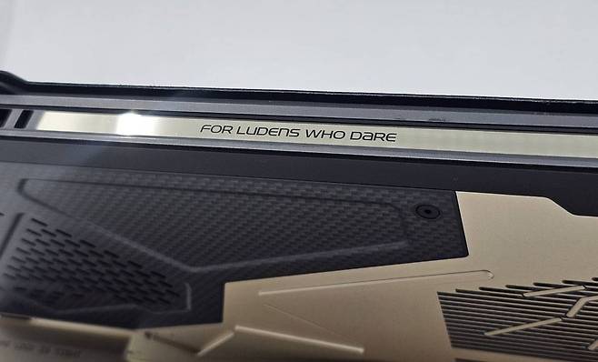본체 상단에 새겨진 ‘For Ludens Who Dare’ 슬로건 / 출처=IT동아