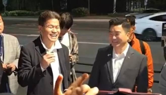 구속 영장 기각 후 방송을 진행하는 유튜버 전한길(왼쪽, 본명 전유관) 씨 (사진, 유튜브 '전한길 뉴스' 갈무리)