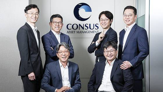 김연수 칸서스자산운용 대표(앞줄 왼쪽부터)와 조동철 전무, 고재호(뒷줄 왼쪽부터)·고호진·최남곤·문경록 상무. 김경록 기자