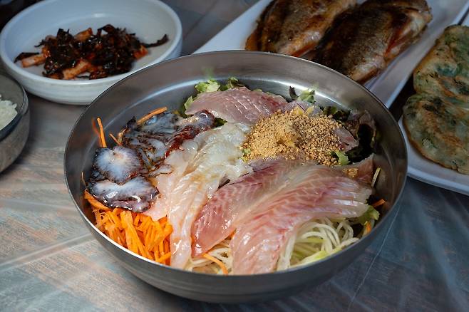 도화볼락과 홍해삼을 넣은 물회.