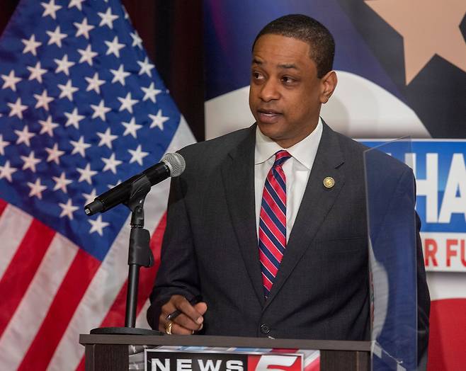 지난 2021년 5월 6일(현지시간) 저스틴 페어팩스 당시 버지니아주 부지사이자 민주당 주지사 후보가 미국 버지니아주 브리스틀에서 열린 토론회에서 질문에 답하고 있다. AP=연합뉴스